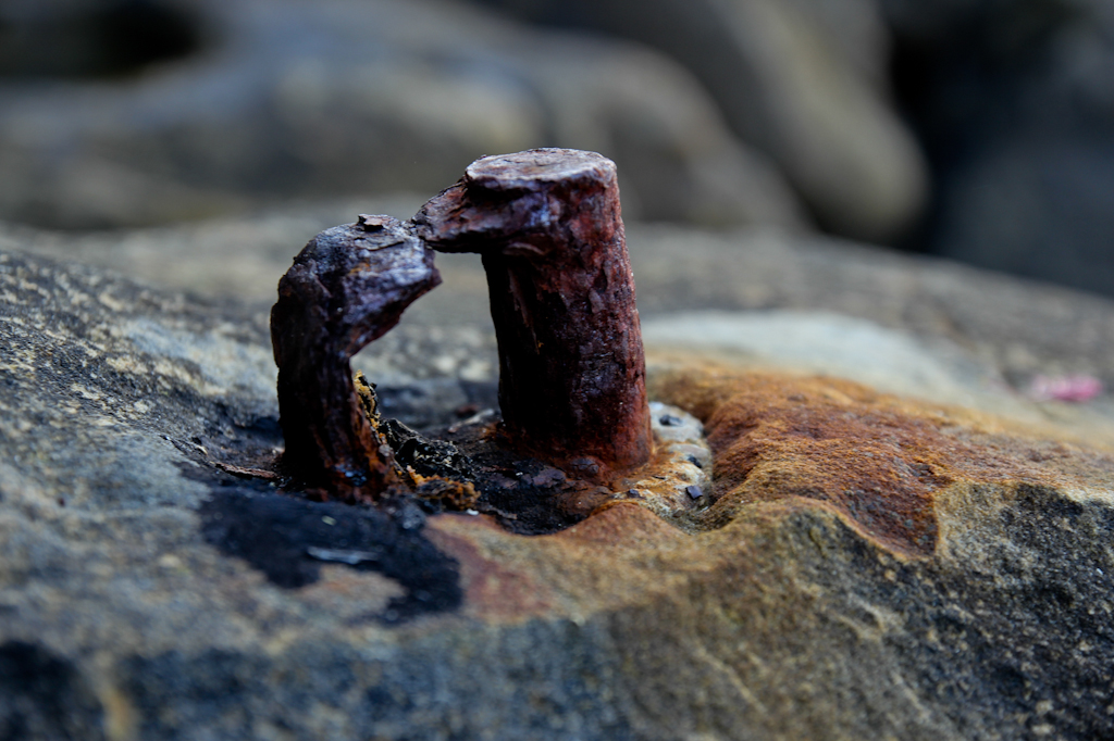 Anillas de hierro oxidado en las rocas.