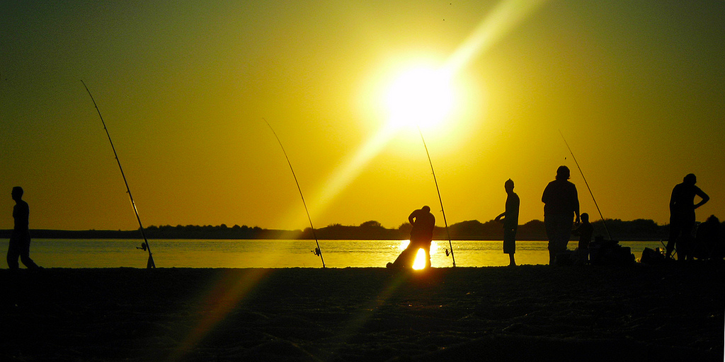 Pescadores al atardecer en una playa de Sancti Petri.