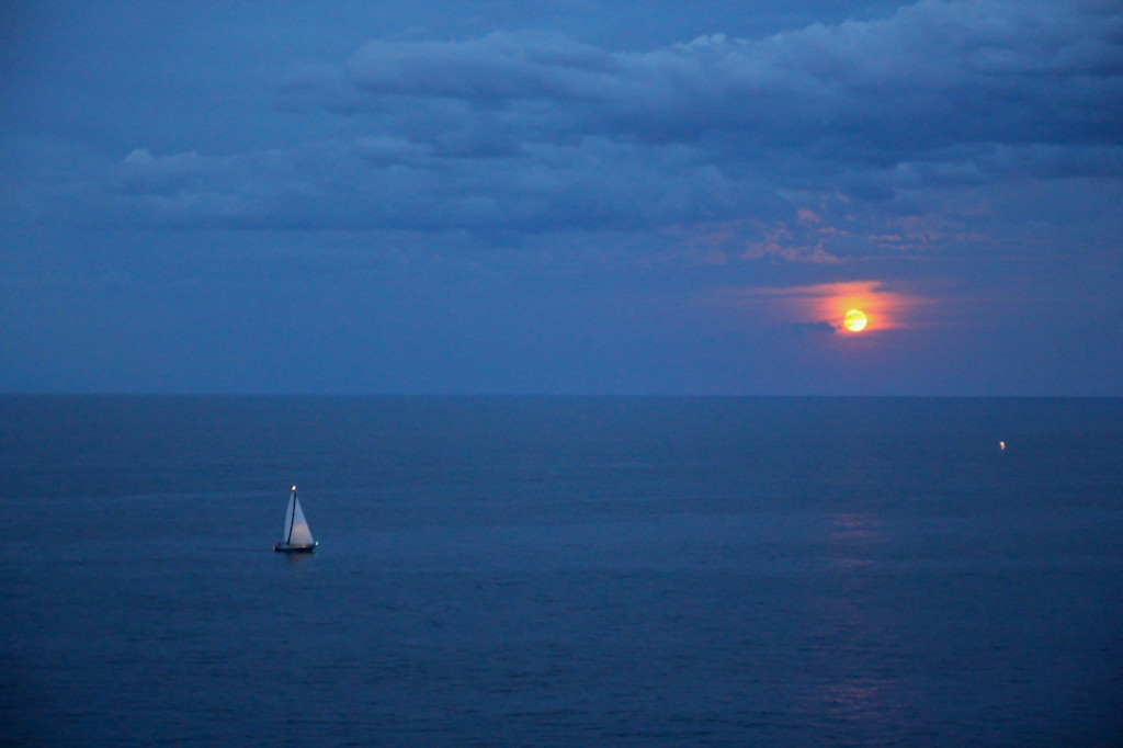 Se nos hizo de noche en el Faro de Santa Catalina. Lo que asoma de entre las nubes es la luna.