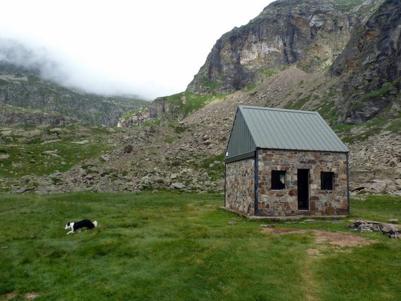 Cabaña libre de Prat Cazeneuve: Refugio base ideal para realizar ascensiones en la zona del Bachimala y de los macizos de Gourgs Blancs y Clarabide.
