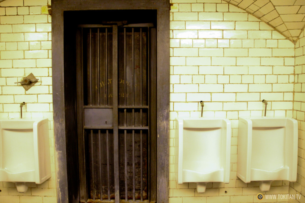 Los urinarios se encuentran en el sótano que una vez albergo la cámara acorazada.