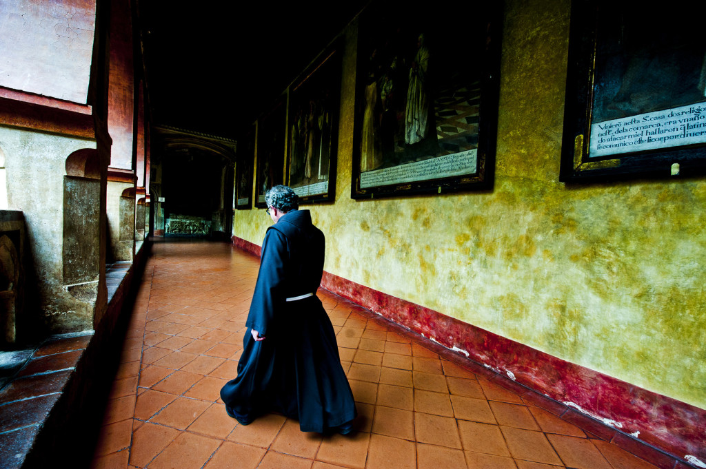 Un fraile pasea por los pasillos del monasterio de Nuestra Señora de Guadalupe. Foto cortesía de Miguel Angel Muñoz Romero | Como en casa en cualquier lugar