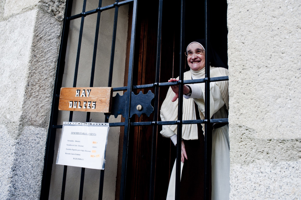 Una monja del convento de Trujillo, en Cáceres. Foto cortesía de Miguel Angel Muñoz Romero | Como en casa en cualquier lugar