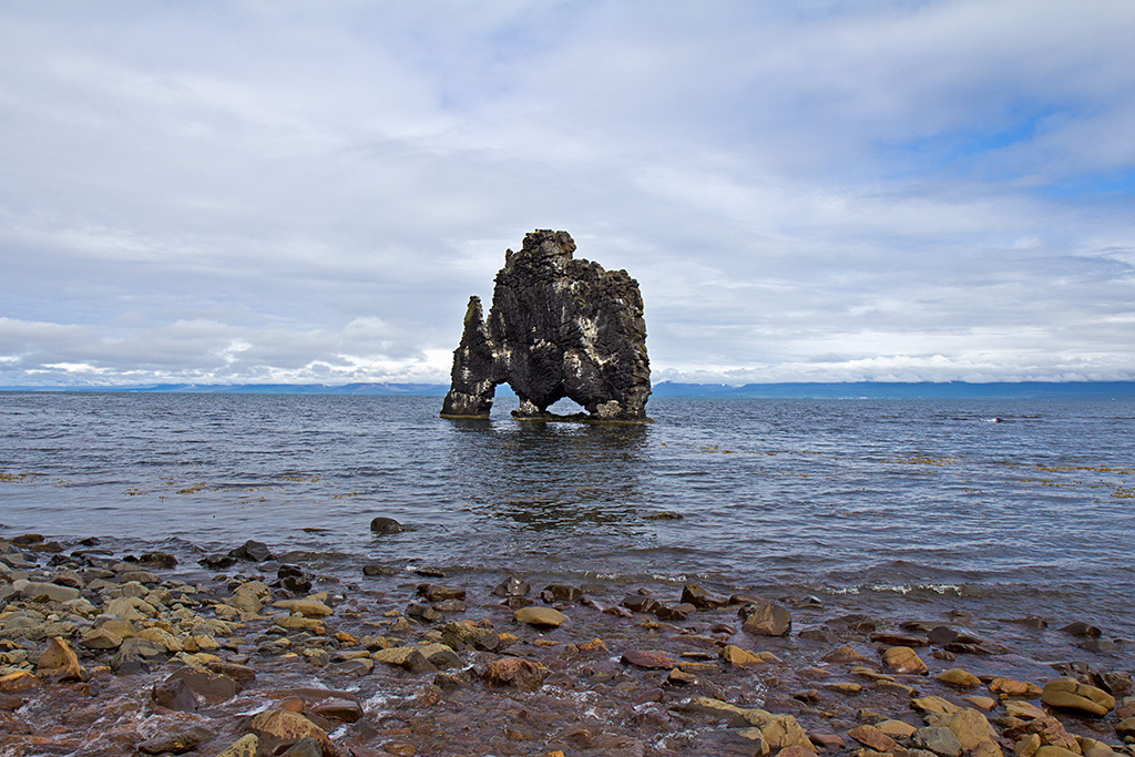 La roca de Hvítserkur, con forma de dinosaurio o rinoceronte