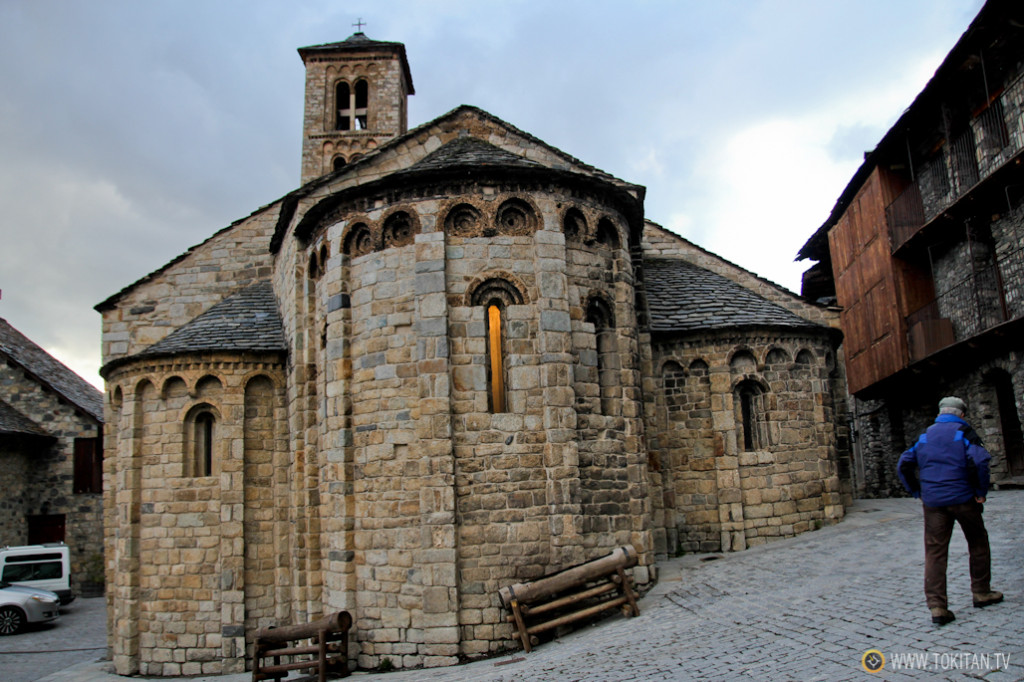 la iglesia de Santa María de Taüll está ubicada en el casco urbano de la localidad.