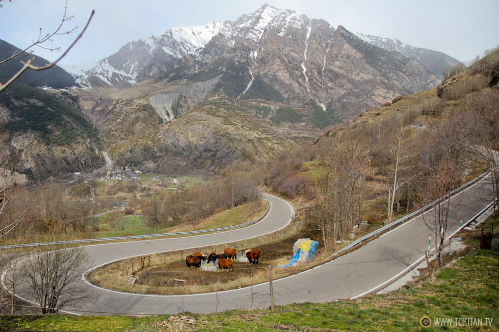 Las rutas senderistas del románico discurren en ocasiones al lado de la carretera.