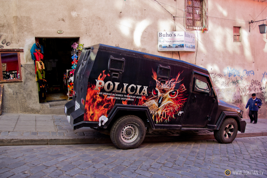 transporte_publico_la_paz_bolivia_como_moverse_vehiculo_policial