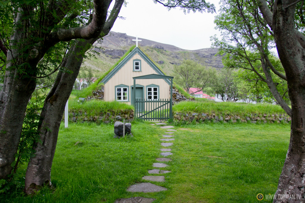 iglesias_turba_islandia_hofskirkja-tradicional-antigua-casas-entrada