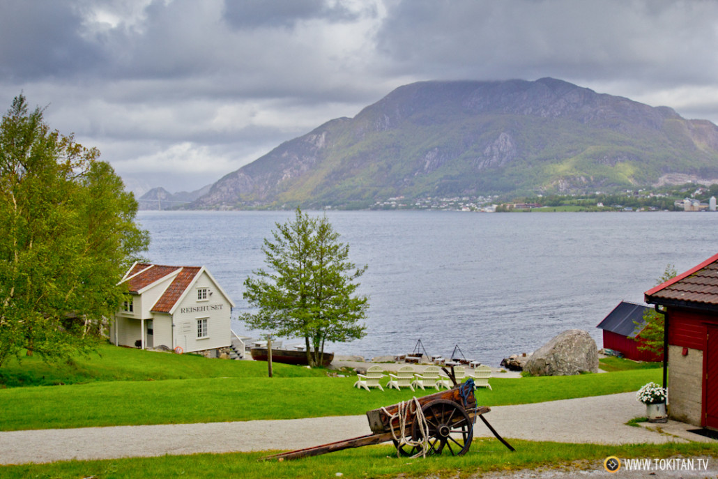 El Monte Uburen, frente a Bakernes Paradis, cerca de la confluencia entre los fiordos de Høgsfjorden y Lysefjord. 