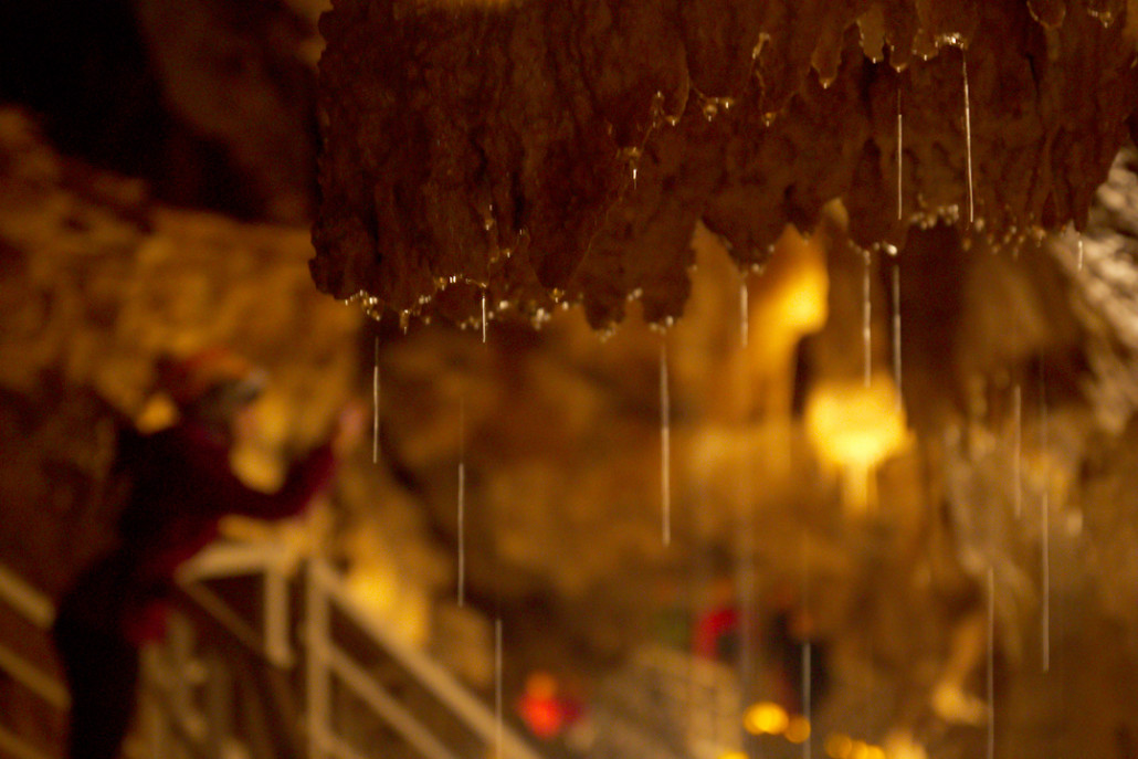 Algunas gotas de agua se deslizan por una estalactita de la cueva de Arrikrutz. 