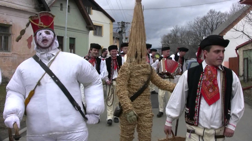 Personajes del carnaval eslovaco Fašiangy en la localidad de Batizovce. 
