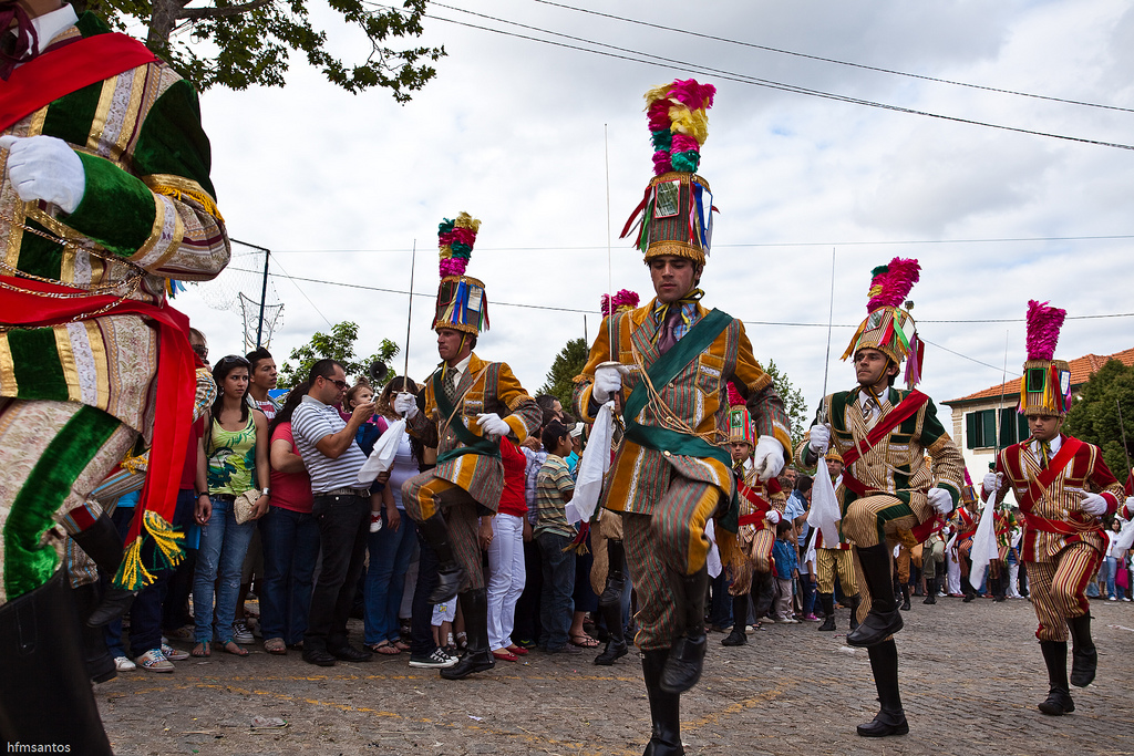 La Bugiada y mouriscada de XXX, personajes del carnaval tradicional portugués. Foto cc-by-nc Humberto Santos 