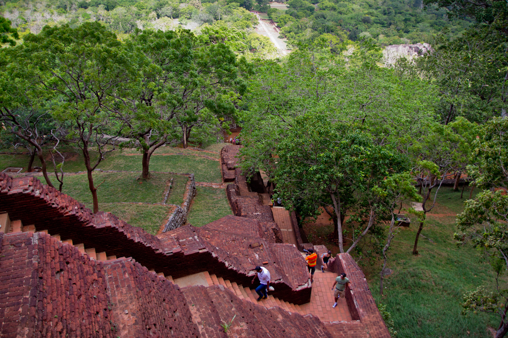fortaleza-palacio-sigiriya-sri-lanka-arqueologia-roca-leon-volcan-escaleras-jardines