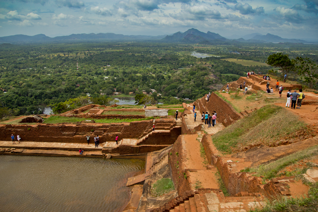 fortaleza-palacio-sigiriya-sri-lanka-arqueologia-roca-leon-volcan-terrazas-depositos-agua
