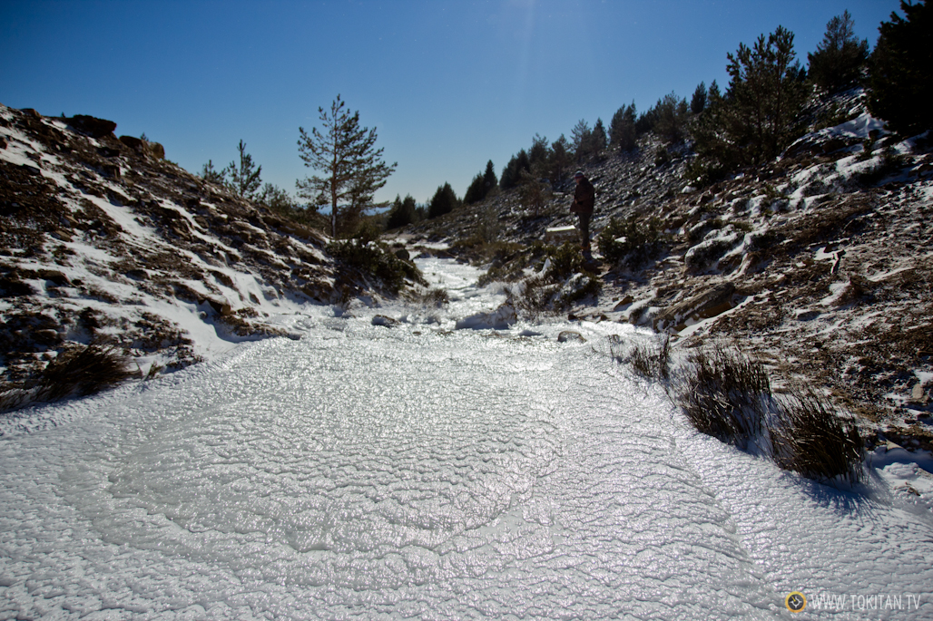 El Arroyo de la Laguna atraviesa una gruesa capa de hielo para seguir su curso. 