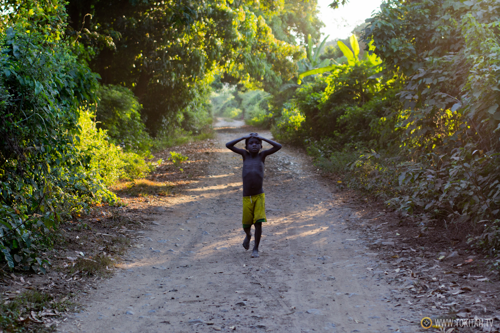 Un niño regresa a casa en la aldea de Bekopaka. 